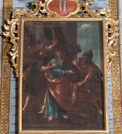 Zdjęcie nr 2: Obrazy w formie stojącego prostokąta, ujęte profilowaną, złoconą ramą w górnej połowie, z trzech stron dekorowaną ornamentem rocaille&#039;owym, z kartuszem zwieńczonym krzyżem, z numerem stacji w polu. Od spodu rocaille&#039;owy kartusz z napisem „STACYA”. Sceny wielofiguralne ukazane na tle pejzażu lub we wnętrzu z widoczną architekturą. Postacie wyobrażone w ekspresyjnym ruchu. Chrystus wyróżniony ze scen  ubiorem w postaci jasnoniebieskiej tuniki i bladoróżowego płaszcza lub białego perizonium, z koroną cierniową na głowie. 
Kolorystyka obrazów ciemna, w ciepłej, brunatnej tonacji. 