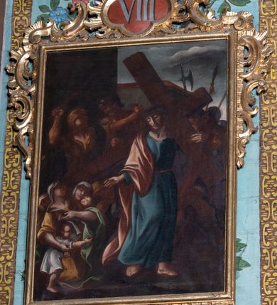 Zdjęcie nr 10: Obrazy w formie stojącego prostokąta, ujęte profilowaną, złoconą ramą w górnej połowie, z trzech stron dekorowaną ornamentem rocaille&#039;owym, z kartuszem zwieńczonym krzyżem, z numerem stacji w polu. Od spodu rocaille&#039;owy kartusz z napisem „STACYA”. Sceny wielofiguralne ukazane na tle pejzażu lub we wnętrzu z widoczną architekturą. Postacie wyobrażone w ekspresyjnym ruchu. Chrystus wyróżniony ze scen  ubiorem w postaci jasnoniebieskiej tuniki i bladoróżowego płaszcza lub białego perizonium, z koroną cierniową na głowie. 
Kolorystyka obrazów ciemna, w ciepłej, brunatnej tonacji. 