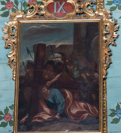 Zdjęcie nr 11: Obrazy w formie stojącego prostokąta, ujęte profilowaną, złoconą ramą w górnej połowie, z trzech stron dekorowaną ornamentem rocaille'owym, z kartuszem zwieńczonym krzyżem, z numerem stacji w polu. Od spodu rocaille'owy kartusz z napisem „STACYA”. Sceny wielofiguralne ukazane na tle pejzażu lub we wnętrzu z widoczną architekturą. Postacie wyobrażone w ekspresyjnym ruchu. Chrystus wyróżniony ze scen  ubiorem w postaci jasnoniebieskiej tuniki i bladoróżowego płaszcza lub białego perizonium, z koroną cierniową na głowie. 
Kolorystyka obrazów ciemna, w ciepłej, brunatnej tonacji. 