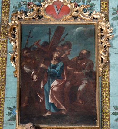Zdjęcie nr 7: Obrazy w formie stojącego prostokąta, ujęte profilowaną, złoconą ramą w górnej połowie, z trzech stron dekorowaną ornamentem rocaille&#039;owym, z kartuszem zwieńczonym krzyżem, z numerem stacji w polu. Od spodu rocaille&#039;owy kartusz z napisem „STACYA”. Sceny wielofiguralne ukazane na tle pejzażu lub we wnętrzu z widoczną architekturą. Postacie wyobrażone w ekspresyjnym ruchu. Chrystus wyróżniony ze scen  ubiorem w postaci jasnoniebieskiej tuniki i bladoróżowego płaszcza lub białego perizonium, z koroną cierniową na głowie. 
Kolorystyka obrazów ciemna, w ciepłej, brunatnej tonacji. 