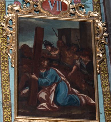 Zdjęcie nr 9: Obrazy w formie stojącego prostokąta, ujęte profilowaną, złoconą ramą w górnej połowie, z trzech stron dekorowaną ornamentem rocaille&#039;owym, z kartuszem zwieńczonym krzyżem, z numerem stacji w polu. Od spodu rocaille&#039;owy kartusz z napisem „STACYA”. Sceny wielofiguralne ukazane na tle pejzażu lub we wnętrzu z widoczną architekturą. Postacie wyobrażone w ekspresyjnym ruchu. Chrystus wyróżniony ze scen  ubiorem w postaci jasnoniebieskiej tuniki i bladoróżowego płaszcza lub białego perizonium, z koroną cierniową na głowie. 
Kolorystyka obrazów ciemna, w ciepłej, brunatnej tonacji. 