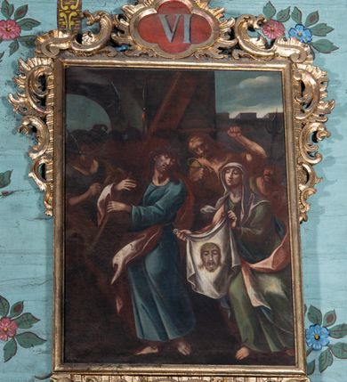 Zdjęcie nr 8: Obrazy w formie stojącego prostokąta, ujęte profilowaną, złoconą ramą w górnej połowie, z trzech stron dekorowaną ornamentem rocaille'owym, z kartuszem zwieńczonym krzyżem, z numerem stacji w polu. Od spodu rocaille'owy kartusz z napisem „STACYA”. Sceny wielofiguralne ukazane na tle pejzażu lub we wnętrzu z widoczną architekturą. Postacie wyobrażone w ekspresyjnym ruchu. Chrystus wyróżniony ze scen  ubiorem w postaci jasnoniebieskiej tuniki i bladoróżowego płaszcza lub białego perizonium, z koroną cierniową na głowie. 
Kolorystyka obrazów ciemna, w ciepłej, brunatnej tonacji. 