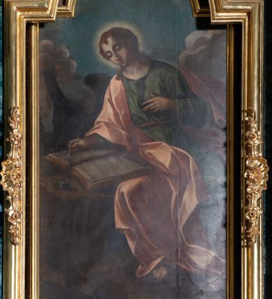 Zdjęcie nr 11: Nastawa architektoniczna, jednoosiowa, jednokondygnacyjna ze zwieńczeniem. Ołtarz prostopadłościenny, murowany, w drewnianej obudowie, z kamienną mensą. Antepedium ujęte profilowaną ramą, w polu malowana płycina w formie leżącego prostokąta o wklęsłych narożach, wypełniona różami, z akantowym kartuszem w centrum. W narożach przedstawienia ptaków na gałęziach. W polu kartusza scena męczeństwa św Wita, na tle pejzażu. Retabulum ustawione na dwustrefowym cokole, z wyłamanymi dwoma prostopadłościanami, w górnej części dekorowanymi rocaille'owymi płycinami. Nastawa ujęta parą zdwojonych pilastrów, o kanelowanych trzonach i kapitelach kompozytowych, dźwigających pełne belkowanie, wyłamane na ich osi, z architrawem przyjmującym nad polem środkowym formę łuku odcinkowego oraz fragmenty półkolistego, przerwanego przyczółka. W polu centralnym wnęka w kształcie stojącego prostokąta zamkniętego łukiem półkolistym nadwieszonym, ujęta profilowaną ramą, z obrazem św. Józefa z Dzieciątkiem. Nad nią, w polu belkowania rocaille'owy kartusz z napisem „QUIA VIRGO ELECTUS / VIRGO IN AEVUM / PERMANSIT”. Zwieńczenie w formie zbliżonej do trapezu, ujętego spływami wolutowymi, zamkniętego fragmentem gzymsu w formie łuku półkolistego nadwieszonego. Zwieńczenie zakończone rokokową muszlą i rocaille'm, flankowane kampanulami. W polu obraz św. Floriana w kształcie analogicznym do zwieńczenia, w profilowanej ramie. Struktura polichromowana na sposób imitujący marmoryzację w kolorach niebieskim i zielonym, profile i ornamentyka złocone, detal srebrzony. 


