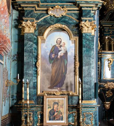 Zdjęcie nr 1: Nastawa architektoniczna, jednoosiowa, jednokondygnacyjna ze zwieńczeniem. Ołtarz prostopadłościenny, murowany, w drewnianej obudowie, z kamienną mensą. Antepedium ujęte profilowaną ramą, w polu malowana płycina w formie leżącego prostokąta o wklęsłych narożach, wypełniona różami, z akantowym kartuszem w centrum. W narożach przedstawienia ptaków na gałęziach. W polu kartusza scena męczeństwa św Wita, na tle pejzażu. Retabulum ustawione na dwustrefowym cokole, z wyłamanymi dwoma prostopadłościanami, w górnej części dekorowanymi rocaille'owymi płycinami. Nastawa ujęta parą zdwojonych pilastrów, o kanelowanych trzonach i kapitelach kompozytowych, dźwigających pełne belkowanie, wyłamane na ich osi, z architrawem przyjmującym nad polem środkowym formę łuku odcinkowego oraz fragmenty półkolistego, przerwanego przyczółka. W polu centralnym wnęka w kształcie stojącego prostokąta zamkniętego łukiem półkolistym nadwieszonym, ujęta profilowaną ramą, z obrazem św. Józefa z Dzieciątkiem. Nad nią, w polu belkowania rocaille'owy kartusz z napisem „QUIA VIRGO ELECTUS / VIRGO IN AEVUM / PERMANSIT”. Zwieńczenie w formie zbliżonej do trapezu, ujętego spływami wolutowymi, zamkniętego fragmentem gzymsu w formie łuku półkolistego nadwieszonego. Zwieńczenie zakończone rokokową muszlą i rocaille'm, flankowane kampanulami. W polu obraz św. Floriana w kształcie analogicznym do zwieńczenia, w profilowanej ramie. Struktura polichromowana na sposób imitujący marmoryzację w kolorach niebieskim i zielonym, profile i ornamentyka złocone, detal srebrzony. 


