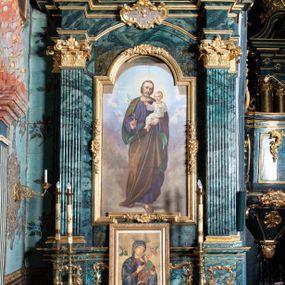 Zdjęcie nr 1: Nastawa architektoniczna, jednoosiowa, jednokondygnacyjna ze zwieńczeniem. Ołtarz prostopadłościenny, murowany, w drewnianej obudowie, z kamienną mensą. Antepedium ujęte profilowaną ramą, w polu malowana płycina w formie leżącego prostokąta o wklęsłych narożach, wypełniona różami, z akantowym kartuszem w centrum. W narożach przedstawienia ptaków na gałęziach. W polu kartusza scena męczeństwa św Wita, na tle pejzażu. Retabulum ustawione na dwustrefowym cokole, z wyłamanymi dwoma prostopadłościanami, w górnej części dekorowanymi rocaille'owymi płycinami. Nastawa ujęta parą zdwojonych pilastrów, o kanelowanych trzonach i kapitelach kompozytowych, dźwigających pełne belkowanie, wyłamane na ich osi, z architrawem przyjmującym nad polem środkowym formę łuku odcinkowego oraz fragmenty półkolistego, przerwanego przyczółka. W polu centralnym wnęka w kształcie stojącego prostokąta zamkniętego łukiem półkolistym nadwieszonym, ujęta profilowaną ramą, z obrazem św. Józefa z Dzieciątkiem. Nad nią, w polu belkowania rocaille'owy kartusz z napisem „QUIA VIRGO ELECTUS / VIRGO IN AEVUM / PERMANSIT”. Zwieńczenie w formie zbliżonej do trapezu, ujętego spływami wolutowymi, zamkniętego fragmentem gzymsu w formie łuku półkolistego nadwieszonego. Zwieńczenie zakończone rokokową muszlą i rocaille'm, flankowane kampanulami. W polu obraz św. Floriana w kształcie analogicznym do zwieńczenia, w profilowanej ramie. Struktura polichromowana na sposób imitujący marmoryzację w kolorach niebieskim i zielonym, profile i ornamentyka złocone, detal srebrzony. 


