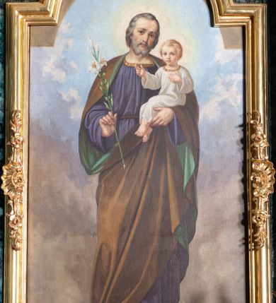 Zdjęcie nr 9: Nastawa architektoniczna, jednoosiowa, jednokondygnacyjna ze zwieńczeniem. Ołtarz prostopadłościenny, murowany, w drewnianej obudowie, z kamienną mensą. Antepedium ujęte profilowaną ramą, w polu malowana płycina w formie leżącego prostokąta o wklęsłych narożach, wypełniona różami, z akantowym kartuszem w centrum. W narożach przedstawienia ptaków na gałęziach. W polu kartusza scena męczeństwa św Wita, na tle pejzażu. Retabulum ustawione na dwustrefowym cokole, z wyłamanymi dwoma prostopadłościanami, w górnej części dekorowanymi rocaille&#039;owymi płycinami. Nastawa ujęta parą zdwojonych pilastrów, o kanelowanych trzonach i kapitelach kompozytowych, dźwigających pełne belkowanie, wyłamane na ich osi, z architrawem przyjmującym nad polem środkowym formę łuku odcinkowego oraz fragmenty półkolistego, przerwanego przyczółka. W polu centralnym wnęka w kształcie stojącego prostokąta zamkniętego łukiem półkolistym nadwieszonym, ujęta profilowaną ramą, z obrazem św. Józefa z Dzieciątkiem. Nad nią, w polu belkowania rocaille&#039;owy kartusz z napisem „QUIA VIRGO ELECTUS / VIRGO IN AEVUM / PERMANSIT”. Zwieńczenie w formie zbliżonej do trapezu, ujętego spływami wolutowymi, zamkniętego fragmentem gzymsu w formie łuku półkolistego nadwieszonego. Zwieńczenie zakończone rokokową muszlą i rocaille&#039;m, flankowane kampanulami. W polu obraz św. Floriana w kształcie analogicznym do zwieńczenia, w profilowanej ramie. Struktura polichromowana na sposób imitujący marmoryzację w kolorach niebieskim i zielonym, profile i ornamentyka złocone, detal srebrzony. 


