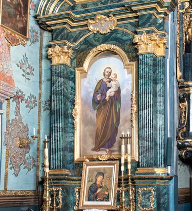 Zdjęcie nr 2: Nastawa architektoniczna, jednoosiowa, jednokondygnacyjna ze zwieńczeniem. Ołtarz prostopadłościenny, murowany, w drewnianej obudowie, z kamienną mensą. Antepedium ujęte profilowaną ramą, w polu malowana płycina w formie leżącego prostokąta o wklęsłych narożach, wypełniona różami, z akantowym kartuszem w centrum. W narożach przedstawienia ptaków na gałęziach. W polu kartusza scena męczeństwa św Wita, na tle pejzażu. Retabulum ustawione na dwustrefowym cokole, z wyłamanymi dwoma prostopadłościanami, w górnej części dekorowanymi rocaille'owymi płycinami. Nastawa ujęta parą zdwojonych pilastrów, o kanelowanych trzonach i kapitelach kompozytowych, dźwigających pełne belkowanie, wyłamane na ich osi, z architrawem przyjmującym nad polem środkowym formę łuku odcinkowego oraz fragmenty półkolistego, przerwanego przyczółka. W polu centralnym wnęka w kształcie stojącego prostokąta zamkniętego łukiem półkolistym nadwieszonym, ujęta profilowaną ramą, z obrazem św. Józefa z Dzieciątkiem. Nad nią, w polu belkowania rocaille'owy kartusz z napisem „QUIA VIRGO ELECTUS / VIRGO IN AEVUM / PERMANSIT”. Zwieńczenie w formie zbliżonej do trapezu, ujętego spływami wolutowymi, zamkniętego fragmentem gzymsu w formie łuku półkolistego nadwieszonego. Zwieńczenie zakończone rokokową muszlą i rocaille'm, flankowane kampanulami. W polu obraz św. Floriana w kształcie analogicznym do zwieńczenia, w profilowanej ramie. Struktura polichromowana na sposób imitujący marmoryzację w kolorach niebieskim i zielonym, profile i ornamentyka złocone, detal srebrzony. 


