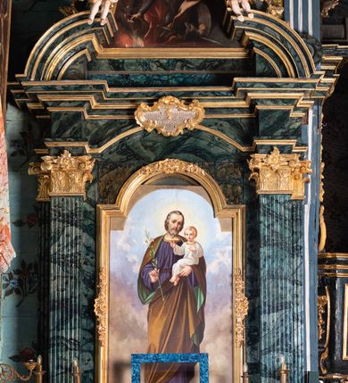 Zdjęcie nr 8: Nastawa architektoniczna, jednoosiowa, jednokondygnacyjna ze zwieńczeniem. Ołtarz prostopadłościenny, murowany, w drewnianej obudowie, z kamienną mensą. Antepedium ujęte profilowaną ramą, w polu malowana płycina w formie leżącego prostokąta o wklęsłych narożach, wypełniona różami, z akantowym kartuszem w centrum. W narożach przedstawienia ptaków na gałęziach. W polu kartusza scena męczeństwa św Wita, na tle pejzażu. Retabulum ustawione na dwustrefowym cokole, z wyłamanymi dwoma prostopadłościanami, w górnej części dekorowanymi rocaille'owymi płycinami. Nastawa ujęta parą zdwojonych pilastrów, o kanelowanych trzonach i kapitelach kompozytowych, dźwigających pełne belkowanie, wyłamane na ich osi, z architrawem przyjmującym nad polem środkowym formę łuku odcinkowego oraz fragmenty półkolistego, przerwanego przyczółka. W polu centralnym wnęka w kształcie stojącego prostokąta zamkniętego łukiem półkolistym nadwieszonym, ujęta profilowaną ramą, z obrazem św. Józefa z Dzieciątkiem. Nad nią, w polu belkowania rocaille'owy kartusz z napisem „QUIA VIRGO ELECTUS / VIRGO IN AEVUM / PERMANSIT”. Zwieńczenie w formie zbliżonej do trapezu, ujętego spływami wolutowymi, zamkniętego fragmentem gzymsu w formie łuku półkolistego nadwieszonego. Zwieńczenie zakończone rokokową muszlą i rocaille'm, flankowane kampanulami. W polu obraz św. Floriana w kształcie analogicznym do zwieńczenia, w profilowanej ramie. Struktura polichromowana na sposób imitujący marmoryzację w kolorach niebieskim i zielonym, profile i ornamentyka złocone, detal srebrzony. 


