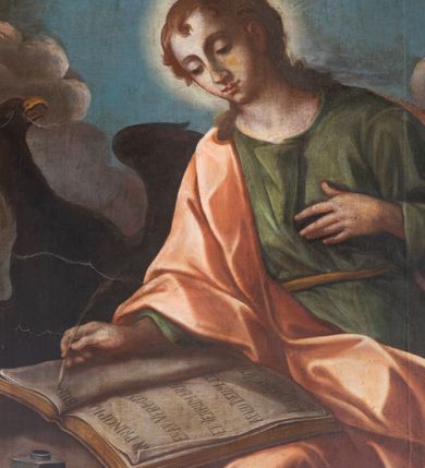 Zdjęcie nr 13: Nastawa architektoniczna, jednoosiowa, jednokondygnacyjna ze zwieńczeniem. Ołtarz prostopadłościenny, murowany, w drewnianej obudowie, z kamienną mensą. Antepedium ujęte profilowaną ramą, w polu malowana płycina w formie leżącego prostokąta o wklęsłych narożach, wypełniona różami, z akantowym kartuszem w centrum. W narożach przedstawienia ptaków na gałęziach. W polu kartusza scena męczeństwa św Wita, na tle pejzażu. Retabulum ustawione na dwustrefowym cokole, z wyłamanymi dwoma prostopadłościanami, w górnej części dekorowanymi rocaille'owymi płycinami. Nastawa ujęta parą zdwojonych pilastrów, o kanelowanych trzonach i kapitelach kompozytowych, dźwigających pełne belkowanie, wyłamane na ich osi, z architrawem przyjmującym nad polem środkowym formę łuku odcinkowego oraz fragmenty półkolistego, przerwanego przyczółka. W polu centralnym wnęka w kształcie stojącego prostokąta zamkniętego łukiem półkolistym nadwieszonym, ujęta profilowaną ramą, z obrazem św. Józefa z Dzieciątkiem. Nad nią, w polu belkowania rocaille'owy kartusz z napisem „QUIA VIRGO ELECTUS / VIRGO IN AEVUM / PERMANSIT”. Zwieńczenie w formie zbliżonej do trapezu, ujętego spływami wolutowymi, zamkniętego fragmentem gzymsu w formie łuku półkolistego nadwieszonego. Zwieńczenie zakończone rokokową muszlą i rocaille'm, flankowane kampanulami. W polu obraz św. Floriana w kształcie analogicznym do zwieńczenia, w profilowanej ramie. Struktura polichromowana na sposób imitujący marmoryzację w kolorach niebieskim i zielonym, profile i ornamentyka złocone, detal srebrzony. 


