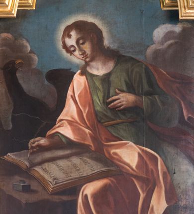 Zdjęcie nr 12: Nastawa architektoniczna, jednoosiowa, jednokondygnacyjna ze zwieńczeniem. Ołtarz prostopadłościenny, murowany, w drewnianej obudowie, z kamienną mensą. Antepedium ujęte profilowaną ramą, w polu malowana płycina w formie leżącego prostokąta o wklęsłych narożach, wypełniona różami, z akantowym kartuszem w centrum. W narożach przedstawienia ptaków na gałęziach. W polu kartusza scena męczeństwa św Wita, na tle pejzażu. Retabulum ustawione na dwustrefowym cokole, z wyłamanymi dwoma prostopadłościanami, w górnej części dekorowanymi rocaille'owymi płycinami. Nastawa ujęta parą zdwojonych pilastrów, o kanelowanych trzonach i kapitelach kompozytowych, dźwigających pełne belkowanie, wyłamane na ich osi, z architrawem przyjmującym nad polem środkowym formę łuku odcinkowego oraz fragmenty półkolistego, przerwanego przyczółka. W polu centralnym wnęka w kształcie stojącego prostokąta zamkniętego łukiem półkolistym nadwieszonym, ujęta profilowaną ramą, z obrazem św. Józefa z Dzieciątkiem. Nad nią, w polu belkowania rocaille'owy kartusz z napisem „QUIA VIRGO ELECTUS / VIRGO IN AEVUM / PERMANSIT”. Zwieńczenie w formie zbliżonej do trapezu, ujętego spływami wolutowymi, zamkniętego fragmentem gzymsu w formie łuku półkolistego nadwieszonego. Zwieńczenie zakończone rokokową muszlą i rocaille'm, flankowane kampanulami. W polu obraz św. Floriana w kształcie analogicznym do zwieńczenia, w profilowanej ramie. Struktura polichromowana na sposób imitujący marmoryzację w kolorach niebieskim i zielonym, profile i ornamentyka złocone, detal srebrzony. 


