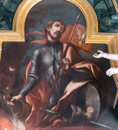 Zdjęcie nr 4: Nastawa architektoniczna, jednoosiowa, jednokondygnacyjna ze zwieńczeniem. Ołtarz prostopadłościenny, murowany, w drewnianej obudowie, z kamienną mensą. Antepedium ujęte profilowaną ramą, w polu malowana płycina w formie leżącego prostokąta o wklęsłych narożach, wypełniona różami, z akantowym kartuszem w centrum. W narożach przedstawienia ptaków na gałęziach. W polu kartusza scena męczeństwa św Wita, na tle pejzażu. Retabulum ustawione na dwustrefowym cokole, z wyłamanymi dwoma prostopadłościanami, w górnej części dekorowanymi rocaille&#039;owymi płycinami. Nastawa ujęta parą zdwojonych pilastrów, o kanelowanych trzonach i kapitelach kompozytowych, dźwigających pełne belkowanie, wyłamane na ich osi, z architrawem przyjmującym nad polem środkowym formę łuku odcinkowego oraz fragmenty półkolistego, przerwanego przyczółka. W polu centralnym wnęka w kształcie stojącego prostokąta zamkniętego łukiem półkolistym nadwieszonym, ujęta profilowaną ramą, z obrazem św. Józefa z Dzieciątkiem. Nad nią, w polu belkowania rocaille&#039;owy kartusz z napisem „QUIA VIRGO ELECTUS / VIRGO IN AEVUM / PERMANSIT”. Zwieńczenie w formie zbliżonej do trapezu, ujętego spływami wolutowymi, zamkniętego fragmentem gzymsu w formie łuku półkolistego nadwieszonego. Zwieńczenie zakończone rokokową muszlą i rocaille&#039;m, flankowane kampanulami. W polu obraz św. Floriana w kształcie analogicznym do zwieńczenia, w profilowanej ramie. Struktura polichromowana na sposób imitujący marmoryzację w kolorach niebieskim i zielonym, profile i ornamentyka złocone, detal srebrzony. 


