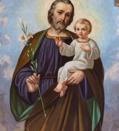 Zdjęcie nr 10: Nastawa architektoniczna, jednoosiowa, jednokondygnacyjna ze zwieńczeniem. Ołtarz prostopadłościenny, murowany, w drewnianej obudowie, z kamienną mensą. Antepedium ujęte profilowaną ramą, w polu malowana płycina w formie leżącego prostokąta o wklęsłych narożach, wypełniona różami, z akantowym kartuszem w centrum. W narożach przedstawienia ptaków na gałęziach. W polu kartusza scena męczeństwa św Wita, na tle pejzażu. Retabulum ustawione na dwustrefowym cokole, z wyłamanymi dwoma prostopadłościanami, w górnej części dekorowanymi rocaille'owymi płycinami. Nastawa ujęta parą zdwojonych pilastrów, o kanelowanych trzonach i kapitelach kompozytowych, dźwigających pełne belkowanie, wyłamane na ich osi, z architrawem przyjmującym nad polem środkowym formę łuku odcinkowego oraz fragmenty półkolistego, przerwanego przyczółka. W polu centralnym wnęka w kształcie stojącego prostokąta zamkniętego łukiem półkolistym nadwieszonym, ujęta profilowaną ramą, z obrazem św. Józefa z Dzieciątkiem. Nad nią, w polu belkowania rocaille'owy kartusz z napisem „QUIA VIRGO ELECTUS / VIRGO IN AEVUM / PERMANSIT”. Zwieńczenie w formie zbliżonej do trapezu, ujętego spływami wolutowymi, zamkniętego fragmentem gzymsu w formie łuku półkolistego nadwieszonego. Zwieńczenie zakończone rokokową muszlą i rocaille'm, flankowane kampanulami. W polu obraz św. Floriana w kształcie analogicznym do zwieńczenia, w profilowanej ramie. Struktura polichromowana na sposób imitujący marmoryzację w kolorach niebieskim i zielonym, profile i ornamentyka złocone, detal srebrzony. 


