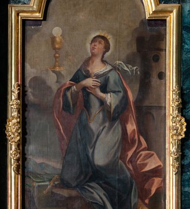 Zdjęcie nr 12: Nastawa architektoniczna, jednoosiowa, jednokondygnacyjna ze zwieńczeniem. Ołtarz prostopadłościenny, murowany, w drewnianej obudowie, z kamienną mensą. Antepedium ujęte profilowaną ramą, w polu malowana płycina w formie leżącego prostokąta o wklęsłych narożach, wypełniona różami, z akantowym kartuszem w centrum. W narożach przedstawienia ptaków na gałęziach. W polu kartusza scena ścięcia św. Barbary przez oprawcę, na tle pejzażu. Retabulum ustawione na dwustrefowym cokole, z wyłamanymi dwoma prostopadłościanami, w górnej części dekorowanym rocaille'owymi płycinami. Nastawa ujęta parą zdwojonych pilastrów, o kanelowanych trzonach i kapitelach kompozytowych, dźwigających pełne belkowanie, wyłamane na ich osi, z architrawem przyjmującym nad polem środkowym formę łuku odcinkowego oraz fragmenty półkolistego, przerwanego przyczółka. W polu centralnym wnęka w kształcie stojącego prostokąta zamkniętego łukiem półkolistym nadwieszonym, ujęta profilowaną ramą, z obrazem św. Barbary. Nad nią, w polu belkowania rocaille'owy kartusz z napisem „IT DE / NOCTE SURREXIT DEDIT / CIBARIA ANCIRIS / SUIS”. Zwieńczenie w formie zbliżonej do trapezu, ujętego spływami wolutowymi, zamkniętego fragmentem gzymsu w kształcie łuku półkolistego nadwieszonego. Zwieńczenie zakończone rokokową muszlą i rocaille'm, flankowane kampanulami. W polu obraz pokutującej św. Marii Magdaleny w kształcie analogicznym do zwieńczenia, w profilowanej ramie. Struktura polichromowana na sposób imitujący marmoryzację w kolorach niebieskim i zielonym, profile i ornamentyka złocone, detal srebrzony. 




