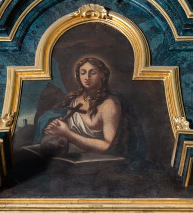 Zdjęcie nr 4: Nastawa architektoniczna, jednoosiowa, jednokondygnacyjna ze zwieńczeniem. Ołtarz prostopadłościenny, murowany, w drewnianej obudowie, z kamienną mensą. Antepedium ujęte profilowaną ramą, w polu malowana płycina w formie leżącego prostokąta o wklęsłych narożach, wypełniona różami, z akantowym kartuszem w centrum. W narożach przedstawienia ptaków na gałęziach. W polu kartusza scena ścięcia św. Barbary przez oprawcę, na tle pejzażu. Retabulum ustawione na dwustrefowym cokole, z wyłamanymi dwoma prostopadłościanami, w górnej części dekorowanym rocaille'owymi płycinami. Nastawa ujęta parą zdwojonych pilastrów, o kanelowanych trzonach i kapitelach kompozytowych, dźwigających pełne belkowanie, wyłamane na ich osi, z architrawem przyjmującym nad polem środkowym formę łuku odcinkowego oraz fragmenty półkolistego, przerwanego przyczółka. W polu centralnym wnęka w kształcie stojącego prostokąta zamkniętego łukiem półkolistym nadwieszonym, ujęta profilowaną ramą, z obrazem św. Barbary. Nad nią, w polu belkowania rocaille'owy kartusz z napisem „IT DE / NOCTE SURREXIT DEDIT / CIBARIA ANCIRIS / SUIS”. Zwieńczenie w formie zbliżonej do trapezu, ujętego spływami wolutowymi, zamkniętego fragmentem gzymsu w kształcie łuku półkolistego nadwieszonego. Zwieńczenie zakończone rokokową muszlą i rocaille'm, flankowane kampanulami. W polu obraz pokutującej św. Marii Magdaleny w kształcie analogicznym do zwieńczenia, w profilowanej ramie. Struktura polichromowana na sposób imitujący marmoryzację w kolorach niebieskim i zielonym, profile i ornamentyka złocone, detal srebrzony. 




