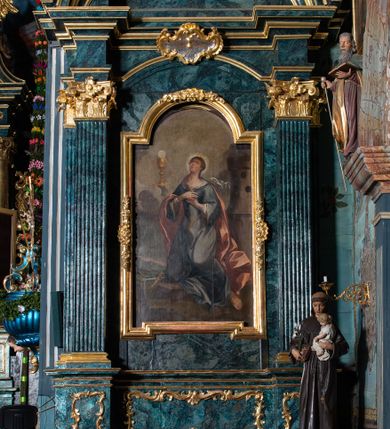 Zdjęcie nr 1: Nastawa architektoniczna, jednoosiowa, jednokondygnacyjna ze zwieńczeniem. Ołtarz prostopadłościenny, murowany, w drewnianej obudowie, z kamienną mensą. Antepedium ujęte profilowaną ramą, w polu malowana płycina w formie leżącego prostokąta o wklęsłych narożach, wypełniona różami, z akantowym kartuszem w centrum. W narożach przedstawienia ptaków na gałęziach. W polu kartusza scena ścięcia św. Barbary przez oprawcę, na tle pejzażu. Retabulum ustawione na dwustrefowym cokole, z wyłamanymi dwoma prostopadłościanami, w górnej części dekorowanym rocaille'owymi płycinami. Nastawa ujęta parą zdwojonych pilastrów, o kanelowanych trzonach i kapitelach kompozytowych, dźwigających pełne belkowanie, wyłamane na ich osi, z architrawem przyjmującym nad polem środkowym formę łuku odcinkowego oraz fragmenty półkolistego, przerwanego przyczółka. W polu centralnym wnęka w kształcie stojącego prostokąta zamkniętego łukiem półkolistym nadwieszonym, ujęta profilowaną ramą, z obrazem św. Barbary. Nad nią, w polu belkowania rocaille'owy kartusz z napisem „IT DE / NOCTE SURREXIT DEDIT / CIBARIA ANCIRIS / SUIS”. Zwieńczenie w formie zbliżonej do trapezu, ujętego spływami wolutowymi, zamkniętego fragmentem gzymsu w kształcie łuku półkolistego nadwieszonego. Zwieńczenie zakończone rokokową muszlą i rocaille'm, flankowane kampanulami. W polu obraz pokutującej św. Marii Magdaleny w kształcie analogicznym do zwieńczenia, w profilowanej ramie. Struktura polichromowana na sposób imitujący marmoryzację w kolorach niebieskim i zielonym, profile i ornamentyka złocone, detal srebrzony. 




