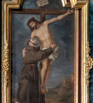 Zdjęcie nr 10: Nastawa architektoniczna, jednoosiowa, jednokondygnacyjna ze zwieńczeniem. Ołtarz prostopadłościenny, murowany, w drewnianej obudowie, z kamienną mensą. Antepedium ujęte profilowaną ramą, w polu malowana płycina w formie leżącego prostokąta o wklęsłych narożach, wypełniona różami, z akantowym kartuszem w centrum. W narożach przedstawienia ptaków na gałęziach. W polu kartusza scena ścięcia św. Barbary przez oprawcę, na tle pejzażu. Retabulum ustawione na dwustrefowym cokole, z wyłamanymi dwoma prostopadłościanami, w górnej części dekorowanym rocaille&#039;owymi płycinami. Nastawa ujęta parą zdwojonych pilastrów, o kanelowanych trzonach i kapitelach kompozytowych, dźwigających pełne belkowanie, wyłamane na ich osi, z architrawem przyjmującym nad polem środkowym formę łuku odcinkowego oraz fragmenty półkolistego, przerwanego przyczółka. W polu centralnym wnęka w kształcie stojącego prostokąta zamkniętego łukiem półkolistym nadwieszonym, ujęta profilowaną ramą, z obrazem św. Barbary. Nad nią, w polu belkowania rocaille&#039;owy kartusz z napisem „IT DE / NOCTE SURREXIT DEDIT / CIBARIA ANCIRIS / SUIS”. Zwieńczenie w formie zbliżonej do trapezu, ujętego spływami wolutowymi, zamkniętego fragmentem gzymsu w kształcie łuku półkolistego nadwieszonego. Zwieńczenie zakończone rokokową muszlą i rocaille&#039;m, flankowane kampanulami. W polu obraz pokutującej św. Marii Magdaleny w kształcie analogicznym do zwieńczenia, w profilowanej ramie. Struktura polichromowana na sposób imitujący marmoryzację w kolorach niebieskim i zielonym, profile i ornamentyka złocone, detal srebrzony. 




