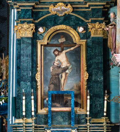 Zdjęcie nr 2: Nastawa architektoniczna, jednoosiowa, jednokondygnacyjna ze zwieńczeniem. Ołtarz prostopadłościenny, murowany, w drewnianej obudowie, z kamienną mensą. Antepedium ujęte profilowaną ramą, w polu malowana płycina w formie leżącego prostokąta o wklęsłych narożach, wypełniona różami, z akantowym kartuszem w centrum. W narożach przedstawienia ptaków na gałęziach. W polu kartusza scena ścięcia św. Barbary przez oprawcę, na tle pejzażu. Retabulum ustawione na dwustrefowym cokole, z wyłamanymi dwoma prostopadłościanami, w górnej części dekorowanym rocaille'owymi płycinami. Nastawa ujęta parą zdwojonych pilastrów, o kanelowanych trzonach i kapitelach kompozytowych, dźwigających pełne belkowanie, wyłamane na ich osi, z architrawem przyjmującym nad polem środkowym formę łuku odcinkowego oraz fragmenty półkolistego, przerwanego przyczółka. W polu centralnym wnęka w kształcie stojącego prostokąta zamkniętego łukiem półkolistym nadwieszonym, ujęta profilowaną ramą, z obrazem św. Barbary. Nad nią, w polu belkowania rocaille'owy kartusz z napisem „IT DE / NOCTE SURREXIT DEDIT / CIBARIA ANCIRIS / SUIS”. Zwieńczenie w formie zbliżonej do trapezu, ujętego spływami wolutowymi, zamkniętego fragmentem gzymsu w kształcie łuku półkolistego nadwieszonego. Zwieńczenie zakończone rokokową muszlą i rocaille'm, flankowane kampanulami. W polu obraz pokutującej św. Marii Magdaleny w kształcie analogicznym do zwieńczenia, w profilowanej ramie. Struktura polichromowana na sposób imitujący marmoryzację w kolorach niebieskim i zielonym, profile i ornamentyka złocone, detal srebrzony. 




