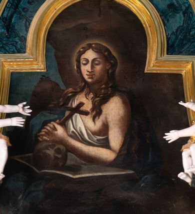 Zdjęcie nr 5: Nastawa architektoniczna, jednoosiowa, jednokondygnacyjna ze zwieńczeniem. Ołtarz prostopadłościenny, murowany, w drewnianej obudowie, z kamienną mensą. Antepedium ujęte profilowaną ramą, w polu malowana płycina w formie leżącego prostokąta o wklęsłych narożach, wypełniona różami, z akantowym kartuszem w centrum. W narożach przedstawienia ptaków na gałęziach. W polu kartusza scena ścięcia św. Barbary przez oprawcę, na tle pejzażu. Retabulum ustawione na dwustrefowym cokole, z wyłamanymi dwoma prostopadłościanami, w górnej części dekorowanym rocaille'owymi płycinami. Nastawa ujęta parą zdwojonych pilastrów, o kanelowanych trzonach i kapitelach kompozytowych, dźwigających pełne belkowanie, wyłamane na ich osi, z architrawem przyjmującym nad polem środkowym formę łuku odcinkowego oraz fragmenty półkolistego, przerwanego przyczółka. W polu centralnym wnęka w kształcie stojącego prostokąta zamkniętego łukiem półkolistym nadwieszonym, ujęta profilowaną ramą, z obrazem św. Barbary. Nad nią, w polu belkowania rocaille'owy kartusz z napisem „IT DE / NOCTE SURREXIT DEDIT / CIBARIA ANCIRIS / SUIS”. Zwieńczenie w formie zbliżonej do trapezu, ujętego spływami wolutowymi, zamkniętego fragmentem gzymsu w kształcie łuku półkolistego nadwieszonego. Zwieńczenie zakończone rokokową muszlą i rocaille'm, flankowane kampanulami. W polu obraz pokutującej św. Marii Magdaleny w kształcie analogicznym do zwieńczenia, w profilowanej ramie. Struktura polichromowana na sposób imitujący marmoryzację w kolorach niebieskim i zielonym, profile i ornamentyka złocone, detal srebrzony. 




