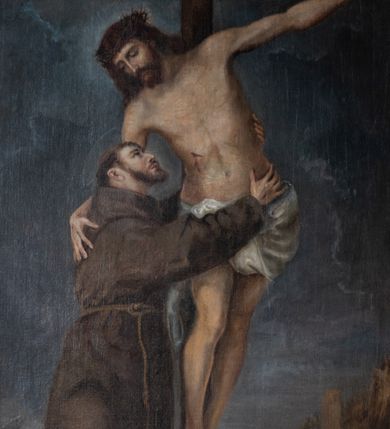 Zdjęcie nr 11: Nastawa architektoniczna, jednoosiowa, jednokondygnacyjna ze zwieńczeniem. Ołtarz prostopadłościenny, murowany, w drewnianej obudowie, z kamienną mensą. Antepedium ujęte profilowaną ramą, w polu malowana płycina w formie leżącego prostokąta o wklęsłych narożach, wypełniona różami, z akantowym kartuszem w centrum. W narożach przedstawienia ptaków na gałęziach. W polu kartusza scena ścięcia św. Barbary przez oprawcę, na tle pejzażu. Retabulum ustawione na dwustrefowym cokole, z wyłamanymi dwoma prostopadłościanami, w górnej części dekorowanym rocaille&#039;owymi płycinami. Nastawa ujęta parą zdwojonych pilastrów, o kanelowanych trzonach i kapitelach kompozytowych, dźwigających pełne belkowanie, wyłamane na ich osi, z architrawem przyjmującym nad polem środkowym formę łuku odcinkowego oraz fragmenty półkolistego, przerwanego przyczółka. W polu centralnym wnęka w kształcie stojącego prostokąta zamkniętego łukiem półkolistym nadwieszonym, ujęta profilowaną ramą, z obrazem św. Barbary. Nad nią, w polu belkowania rocaille&#039;owy kartusz z napisem „IT DE / NOCTE SURREXIT DEDIT / CIBARIA ANCIRIS / SUIS”. Zwieńczenie w formie zbliżonej do trapezu, ujętego spływami wolutowymi, zamkniętego fragmentem gzymsu w kształcie łuku półkolistego nadwieszonego. Zwieńczenie zakończone rokokową muszlą i rocaille&#039;m, flankowane kampanulami. W polu obraz pokutującej św. Marii Magdaleny w kształcie analogicznym do zwieńczenia, w profilowanej ramie. Struktura polichromowana na sposób imitujący marmoryzację w kolorach niebieskim i zielonym, profile i ornamentyka złocone, detal srebrzony. 




