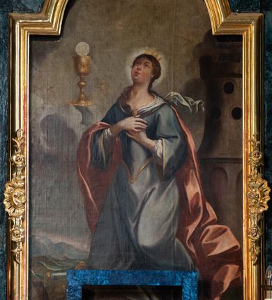 Zdjęcie nr 13: Nastawa architektoniczna, jednoosiowa, jednokondygnacyjna ze zwieńczeniem. Ołtarz prostopadłościenny, murowany, w drewnianej obudowie, z kamienną mensą. Antepedium ujęte profilowaną ramą, w polu malowana płycina w formie leżącego prostokąta o wklęsłych narożach, wypełniona różami, z akantowym kartuszem w centrum. W narożach przedstawienia ptaków na gałęziach. W polu kartusza scena ścięcia św. Barbary przez oprawcę, na tle pejzażu. Retabulum ustawione na dwustrefowym cokole, z wyłamanymi dwoma prostopadłościanami, w górnej części dekorowanym rocaille&#039;owymi płycinami. Nastawa ujęta parą zdwojonych pilastrów, o kanelowanych trzonach i kapitelach kompozytowych, dźwigających pełne belkowanie, wyłamane na ich osi, z architrawem przyjmującym nad polem środkowym formę łuku odcinkowego oraz fragmenty półkolistego, przerwanego przyczółka. W polu centralnym wnęka w kształcie stojącego prostokąta zamkniętego łukiem półkolistym nadwieszonym, ujęta profilowaną ramą, z obrazem św. Barbary. Nad nią, w polu belkowania rocaille&#039;owy kartusz z napisem „IT DE / NOCTE SURREXIT DEDIT / CIBARIA ANCIRIS / SUIS”. Zwieńczenie w formie zbliżonej do trapezu, ujętego spływami wolutowymi, zamkniętego fragmentem gzymsu w kształcie łuku półkolistego nadwieszonego. Zwieńczenie zakończone rokokową muszlą i rocaille&#039;m, flankowane kampanulami. W polu obraz pokutującej św. Marii Magdaleny w kształcie analogicznym do zwieńczenia, w profilowanej ramie. Struktura polichromowana na sposób imitujący marmoryzację w kolorach niebieskim i zielonym, profile i ornamentyka złocone, detal srebrzony. 




