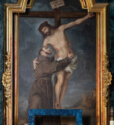 Zdjęcie nr 9: Nastawa architektoniczna, jednoosiowa, jednokondygnacyjna ze zwieńczeniem. Ołtarz prostopadłościenny, murowany, w drewnianej obudowie, z kamienną mensą. Antepedium ujęte profilowaną ramą, w polu malowana płycina w formie leżącego prostokąta o wklęsłych narożach, wypełniona różami, z akantowym kartuszem w centrum. W narożach przedstawienia ptaków na gałęziach. W polu kartusza scena ścięcia św. Barbary przez oprawcę, na tle pejzażu. Retabulum ustawione na dwustrefowym cokole, z wyłamanymi dwoma prostopadłościanami, w górnej części dekorowanym rocaille'owymi płycinami. Nastawa ujęta parą zdwojonych pilastrów, o kanelowanych trzonach i kapitelach kompozytowych, dźwigających pełne belkowanie, wyłamane na ich osi, z architrawem przyjmującym nad polem środkowym formę łuku odcinkowego oraz fragmenty półkolistego, przerwanego przyczółka. W polu centralnym wnęka w kształcie stojącego prostokąta zamkniętego łukiem półkolistym nadwieszonym, ujęta profilowaną ramą, z obrazem św. Barbary. Nad nią, w polu belkowania rocaille'owy kartusz z napisem „IT DE / NOCTE SURREXIT DEDIT / CIBARIA ANCIRIS / SUIS”. Zwieńczenie w formie zbliżonej do trapezu, ujętego spływami wolutowymi, zamkniętego fragmentem gzymsu w kształcie łuku półkolistego nadwieszonego. Zwieńczenie zakończone rokokową muszlą i rocaille'm, flankowane kampanulami. W polu obraz pokutującej św. Marii Magdaleny w kształcie analogicznym do zwieńczenia, w profilowanej ramie. Struktura polichromowana na sposób imitujący marmoryzację w kolorach niebieskim i zielonym, profile i ornamentyka złocone, detal srebrzony. 




