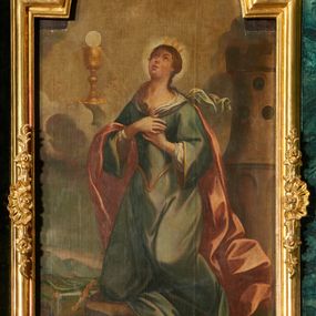 Zdjęcie nr 1: Podobrazie w kształcie stojącego prostokąta, pole obrazu zamknięte łukiem półkolistym nadwieszonym. W centrum ukazana św. Barbara, klęczy na skale na prawe kolano, zwrócona jest w trzech czwartych w prawo, z uniesioną głową i dłońmi złożonymi na piersi. Twarz ma owalną, o okrągłych oczach, skierowanych w górę, krótkim nosie i pełnych ustach. Włosy ma długie, brązowe, opadające na ramię i plecy. Na głowie ma koronę otwartą, wokół niej nimb. Ubrana jest w białą suknię spodnią oraz niebieską wierzchnią ze złoconymi lamówkami i szerokimi rękawami. Wokół dekoltu przewiązana biała, rozwiana tkanina, spięta z przodu broszą. Na plecy i prawe ramę ma narzucony czerwony płaszcz, a na stopach złocone sandały. Przed świętą na obłoku unosi się kielich z hostią, z której promień pada na świętą. Na skale, obok niej leżą miecz i liść palmy, za nią ukazana wieżą. Święta ukazana na tle górzystego pejzażu, z zachmurzonym brązowo-szarym niebiem. 







