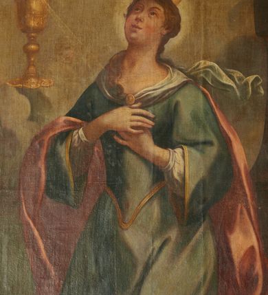 Zdjęcie nr 2: Podobrazie w kształcie stojącego prostokąta, pole obrazu zamknięte łukiem półkolistym nadwieszonym. W centrum ukazana św. Barbara, klęczy na skale na prawe kolano, zwrócona jest w trzech czwartych w prawo, z uniesioną głową i dłońmi złożonymi na piersi. Twarz ma owalną, o okrągłych oczach, skierowanych w górę, krótkim nosie i pełnych ustach. Włosy ma długie, brązowe, opadające na ramię i plecy. Na głowie ma koronę otwartą, wokół niej nimb. Ubrana jest w białą suknię spodnią oraz niebieską wierzchnią ze złoconymi lamówkami i szerokimi rękawami. Wokół dekoltu przewiązana biała, rozwiana tkanina, spięta z przodu broszą. Na plecy i prawe ramę ma narzucony czerwony płaszcz, a na stopach złocone sandały. Przed świętą na obłoku unosi się kielich z hostią, z której promień pada na świętą. Na skale, obok niej leżą miecz i liść palmy, za nią ukazana wieżą. Święta ukazana na tle górzystego pejzażu, z zachmurzonym brązowo-szarym niebiem. 







