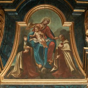 Zdjęcie nr 1: Obraz w formie trapezu zamkniętego łukiem półkolistym nadwieszonym, o wklęsłych bokach. W centrum ukazana Maria flankowana przez klęczące postacie świętych karmelitów - Szymona Stocka i Marę Magdalenę de Pazzi. Matka Boska siedząca na obłoku, ze stopami opartymi na sierpie księżyca oplecionym przez węża, przedstawiona frontalnie, przechylona w lewo podaje szkaplerz św. Szymonowi Stockowi, prawą ręką przytrzymuje na kolanie Dzieciątko. Twarz ma pociągłą, o małych, okrągłych oczach, uniesionych brwiach, wąskim, długim nosie i małych ustach. Ubrana jest w czerwoną suknię, niebieski płaszcz zarzucony na kolana, na głowie ma szary, rozwiany welon, na stopach złote sandały. Dzieciątko ukazane w pozycji siedzącej , zwrócone w trzech czwartych w lewo, z głową skierowaną w prawo, lewą rękę kładzie na piersi, prawą wyciąga w bok i podaje różaniec św. Marii Magdalenie de Pazzi.  Twarz ma kwadratową, o pełnych policzkach, małych, okrągłych oczach, małym nosie i pełnych ustach, okoloną jasnymi, krótkimi włosami. Ciało ma pulchne, przesłonięte partiami białą pieluszką. W lewej części obrazu św. Maria Magdalena de Pazzi w pozycji klęczącej, zwrócona w trzech czwartych w lewo, z obiema rękami złożonymi na piersi, w prawej dłoni trzyma różaniec. Twarz ma pociągłą, o małych, okrągłych oczach, uniesionych brwiach, wąskim nosie i małych ustach. Ubrana jest w brązowy habit ze szkaplerzem, kremowy płaszcz zarzucony na ramiona, wokół twarzy ma białą podwikę, na głowie czarny welon i koronę cierniową. W prawej części obrazu św. Szymon Stock w pozycji klęczącej, zwrócony w trzech czwartych w prawo, z pochyloną głową, prawą ręką przyciska do piersi szkaplerz, lewą wyciąga do przodu. Twarz ma pociągłą, szczupłą, o małych oczach skierowanych w dół, uniesionych brwiach, wąskim, długim nosie i małych ustach. Włosy ma krótkie, siwe, na głowie tonsura. Ubrany jest w brązowy habit ze szkaplerzem, na ramiona ma narzucony kremowy płaszcz z pelerynką i kapturem. Postacie ukazane na tle pejzażu z zachmurzonym niebem.