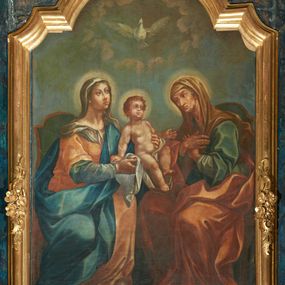 Zdjęcie nr 1: Obraz w formie stojącego prostokąta zamkniętego łukiem półkolistym nadwieszonym z uskokiem. W centrum ukazane Maria i św. Anna, siedzące na fotelach, pomiędzy którymi podtrzymywane jest Dzieciątko Jezus. Maria w lewej części obrazu, zwrócona w trzech czwartych w lewo, obiema rękami podtrzymuje przed sobą Dzieciątko, lewą nogę opiera na podnóżku. Twarz ma owalną, o małych, okrągłych oczach, uniesionych, łukowatych brwiach, wąskim, długim nosie i małych ustach, okoloną jasnymi włosami ukrytymi pod welonem. Ubrana jest w niebieską suknię spodnią z długimi rękawami, jasnopomarańczową suknię wierzchnią z krótkimi, szerokimi rękawami oraz w niebieski płaszcz przepasany diagonalnie przez lewe ramie i opadający na prawą nogę. Na głowie ma szary welon, opadający na ramię, na stopach złote sandały. Dzieciątko ukazane w pozycji siedzącej, zwrócone w trzech czwartych w lewo, oparte na prawej ręce, lewą wyciąga ku św. Annie. Twarz ma okrągłą, o pełnych policzkach, małych, okrągłych oczach, uniesionych brwiach i pełnych ustach. Ciało ma pulchne, przesłonięte w partii podbrzusza białą pieluszką. W prawej części obrazu ukazana św. Anna, zwrócona w trzech czwartych w prawo, z pochyloną głową i rękami skrzyżowanymi na piersi. Twarz ma owalną, wychudzoną, o małych okrągłych oczach, uniesionych brwiach, lekko garbatym nosie i małych ustach. Ubrana jest w jasnoniebieską suknię spodnią z długimi rękawami, niebieską suknię wierzchnią z krótkimi, szerokimi rękawami oraz w pomarańczowy płaszcz zarzucony na prawe ramię i opadający na kolana. Na głowie ma jasnobrązowy welon, opadający na ramiona i plecy, na stopach złote sandały. Wokół głów postaci nimby. Nad nimi unosi się gołębica Ducha Świętego w otoku z obłoków. W tle widoczne szaro-niebieskie niebo. 