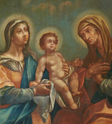 Zdjęcie nr 2: Obraz w formie stojącego prostokąta zamkniętego łukiem półkolistym nadwieszonym z uskokiem. W centrum ukazane Maria i św. Anna, siedzące na fotelach, pomiędzy którymi podtrzymywane jest Dzieciątko Jezus. Maria w lewej części obrazu, zwrócona w trzech czwartych w lewo, obiema rękami podtrzymuje przed sobą Dzieciątko, lewą nogę opiera na podnóżku. Twarz ma owalną, o małych, okrągłych oczach, uniesionych, łukowatych brwiach, wąskim, długim nosie i małych ustach, okoloną jasnymi włosami ukrytymi pod welonem. Ubrana jest w niebieską suknię spodnią z długimi rękawami, jasnopomarańczową suknię wierzchnią z krótkimi, szerokimi rękawami oraz w niebieski płaszcz przepasany diagonalnie przez lewe ramie i opadający na prawą nogę. Na głowie ma szary welon, opadający na ramię, na stopach złote sandały. Dzieciątko ukazane w pozycji siedzącej, zwrócone w trzech czwartych w lewo, oparte na prawej ręce, lewą wyciąga ku św. Annie. Twarz ma okrągłą, o pełnych policzkach, małych, okrągłych oczach, uniesionych brwiach i pełnych ustach. Ciało ma pulchne, przesłonięte w partii podbrzusza białą pieluszką. W prawej części obrazu ukazana św. Anna, zwrócona w trzech czwartych w prawo, z pochyloną głową i rękami skrzyżowanymi na piersi. Twarz ma owalną, wychudzoną, o małych okrągłych oczach, uniesionych brwiach, lekko garbatym nosie i małych ustach. Ubrana jest w jasnoniebieską suknię spodnią z długimi rękawami, niebieską suknię wierzchnią z krótkimi, szerokimi rękawami oraz w pomarańczowy płaszcz zarzucony na prawe ramię i opadający na kolana. Na głowie ma jasnobrązowy welon, opadający na ramiona i plecy, na stopach złote sandały. Wokół głów postaci nimby. Nad nimi unosi się gołębica Ducha Świętego w otoku z obłoków. W tle widoczne szaro-niebieskie niebo. 