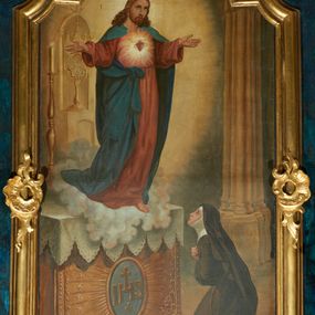 Zdjęcie nr 1: Obraz w formie stojącego prostokąta. Przedstawia modląca się przed ołtarzem św. Małgorzatę Marię Alacoque, nad którym w cudowny sposób ukazuje się Chrystus. Święta w prawym dolnym rogu obrazu, ukazana w pozycji klęczącej na stopniu ołtarza, zwrócona profilem w prawo, z uniesioną głową i rekami złożonymi na piersi. Ubrana jest w czarny habit przepasany w talii, z różańcem przy boku, wokół twarzy ma biała podwikę, na głowie czarny welon. Przed ołtarzem czerwony dywan, na jego stopniu leży otwarty brewiarz. Przed nią, w lewej części obrazu ukazany ołtarz, z antepedium z monogramem IHS w medalionie i glorii, z mensą nakrytą białym obrusem. Nad ołtarzem na obłoku unosi się Chrystus w pozycji stojącej, zwrócony w trzech czwartych w lewo, z rękami rozłożonymi na  boki. Twarz ma owalną, o okrągłych oczach, skierowanych w górę, wąskim nosie i małych ustach; okoloną krótką brodą i długimi, jasnobrązowymi włosami. Ubrany jest w czerwoną, luźną tunikę, przepasaną w talii, na ramiona ma narzucony niebieski płaszcz. Na jego piersi ukazane gorejące serce w glorii, otoczone płomieniami. Za Chrystusem na ołtarzu stoi lichtarz z zapaloną świecą, w tle tabernakulum z tronem wystawienia w postaci niszy, w której ustawiona jest monstrancja. Scena ukazana we wnętrzu o jasnobrązowych ścianach, w prawej części obrazu, w tle widoczna kolumna na cokole, na którym znajduje się sygnatura „A(ntoni) Stopa”.