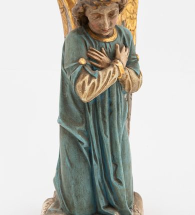 Zdjęcie nr 5: Pełnoplastyczne figury aniołów, klęczących na podstawach i poduszkach z chwostami. Postacie ukazane z profilu, z pochylonymi głowami, jedna ma skrzyżowane na piersi ręce, druga złożone w geście modlitwy. Twarze mają szczupłe, trójkątne, z oczami skierowanymi w dół, prostymi nosami i wąskimi ustami, okolone jasnobrązowymi, kręconymi włosami, opadającymi na kark. Ubrane są w jasnożółte szaty spodnie, z długimi rękawami, o złoconych lamówkach oraz jasnoniebieskie szaty wierzchnie, z krótkimi rękawami i złoconymi lamówkami. Skrzydła mają duże, złożone na plecach, złocone przy górnym brzegu, polichromowane w kolorach szarym i różowym w dolnej części. Polichromia ciał naturalistyczna. 

