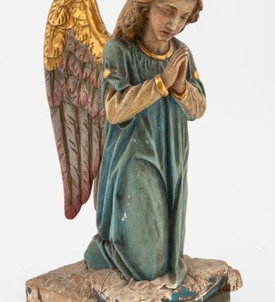 Zdjęcie nr 10: Pełnoplastyczne figury aniołów, klęczących na podstawach i poduszkach z chwostami. Postacie ukazane z profilu, z pochylonymi głowami, jedna ma skrzyżowane na piersi ręce, druga złożone w geście modlitwy. Twarze mają szczupłe, trójkątne, z oczami skierowanymi w dół, prostymi nosami i wąskimi ustami, okolone jasnobrązowymi, kręconymi włosami, opadającymi na kark. Ubrane są w jasnożółte szaty spodnie, z długimi rękawami, o złoconych lamówkach oraz jasnoniebieskie szaty wierzchnie, z krótkimi rękawami i złoconymi lamówkami. Skrzydła mają duże, złożone na plecach, złocone przy górnym brzegu, polichromowane w kolorach szarym i różowym w dolnej części. Polichromia ciał naturalistyczna. 

