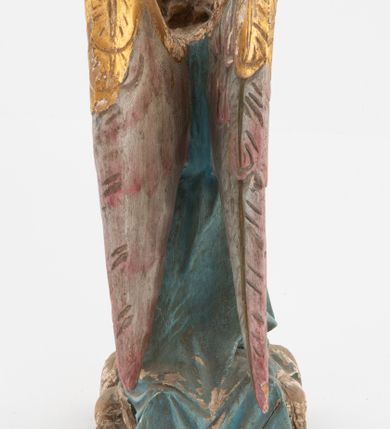 Zdjęcie nr 8: Pełnoplastyczne figury aniołów, klęczących na podstawach i poduszkach z chwostami. Postacie ukazane z profilu, z pochylonymi głowami, jedna ma skrzyżowane na piersi ręce, druga złożone w geście modlitwy. Twarze mają szczupłe, trójkątne, z oczami skierowanymi w dół, prostymi nosami i wąskimi ustami, okolone jasnobrązowymi, kręconymi włosami, opadającymi na kark. Ubrane są w jasnożółte szaty spodnie, z długimi rękawami, o złoconych lamówkach oraz jasnoniebieskie szaty wierzchnie, z krótkimi rękawami i złoconymi lamówkami. Skrzydła mają duże, złożone na plecach, złocone przy górnym brzegu, polichromowane w kolorach szarym i różowym w dolnej części. Polichromia ciał naturalistyczna. 

