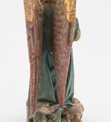 Zdjęcie nr 4: Pełnoplastyczne figury aniołów, klęczących na podstawach i poduszkach z chwostami. Postacie ukazane z profilu, z pochylonymi głowami, jedna ma skrzyżowane na piersi ręce, druga złożone w geście modlitwy. Twarze mają szczupłe, trójkątne, z oczami skierowanymi w dół, prostymi nosami i wąskimi ustami, okolone jasnobrązowymi, kręconymi włosami, opadającymi na kark. Ubrane są w jasnożółte szaty spodnie, z długimi rękawami, o złoconych lamówkach oraz jasnoniebieskie szaty wierzchnie, z krótkimi rękawami i złoconymi lamówkami. Skrzydła mają duże, złożone na plecach, złocone przy górnym brzegu, polichromowane w kolorach szarym i różowym w dolnej części. Polichromia ciał naturalistyczna. 

