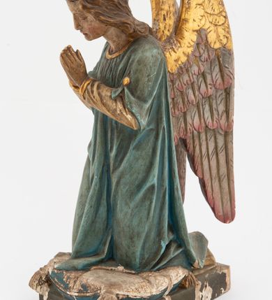 Zdjęcie nr 12: Pełnoplastyczne figury aniołów, klęczących na podstawach i poduszkach z chwostami. Postacie ukazane z profilu, z pochylonymi głowami, jedna ma skrzyżowane na piersi ręce, druga złożone w geście modlitwy. Twarze mają szczupłe, trójkątne, z oczami skierowanymi w dół, prostymi nosami i wąskimi ustami, okolone jasnobrązowymi, kręconymi włosami, opadającymi na kark. Ubrane są w jasnożółte szaty spodnie, z długimi rękawami, o złoconych lamówkach oraz jasnoniebieskie szaty wierzchnie, z krótkimi rękawami i złoconymi lamówkami. Skrzydła mają duże, złożone na plecach, złocone przy górnym brzegu, polichromowane w kolorach szarym i różowym w dolnej części. Polichromia ciał naturalistyczna. 

