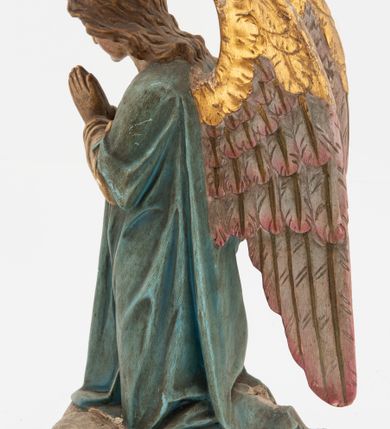 Zdjęcie nr 3: Pełnoplastyczne figury aniołów, klęczących na podstawach i poduszkach z chwostami. Postacie ukazane z profilu, z pochylonymi głowami, jedna ma skrzyżowane na piersi ręce, druga złożone w geście modlitwy. Twarze mają szczupłe, trójkątne, z oczami skierowanymi w dół, prostymi nosami i wąskimi ustami, okolone jasnobrązowymi, kręconymi włosami, opadającymi na kark. Ubrane są w jasnożółte szaty spodnie, z długimi rękawami, o złoconych lamówkach oraz jasnoniebieskie szaty wierzchnie, z krótkimi rękawami i złoconymi lamówkami. Skrzydła mają duże, złożone na plecach, złocone przy górnym brzegu, polichromowane w kolorach szarym i różowym w dolnej części. Polichromia ciał naturalistyczna. 

