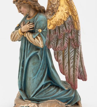 Zdjęcie nr 2: Pełnoplastyczne figury aniołów, klęczących na podstawach i poduszkach z chwostami. Postacie ukazane z profilu, z pochylonymi głowami, jedna ma skrzyżowane na piersi ręce, druga złożone w geście modlitwy. Twarze mają szczupłe, trójkątne, z oczami skierowanymi w dół, prostymi nosami i wąskimi ustami, okolone jasnobrązowymi, kręconymi włosami, opadającymi na kark. Ubrane są w jasnożółte szaty spodnie, z długimi rękawami, o złoconych lamówkach oraz jasnoniebieskie szaty wierzchnie, z krótkimi rękawami i złoconymi lamówkami. Skrzydła mają duże, złożone na plecach, złocone przy górnym brzegu, polichromowane w kolorach szarym i różowym w dolnej części. Polichromia ciał naturalistyczna. 

