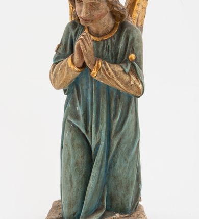 Zdjęcie nr 9: Pełnoplastyczne figury aniołów, klęczących na podstawach i poduszkach z chwostami. Postacie ukazane z profilu, z pochylonymi głowami, jedna ma skrzyżowane na piersi ręce, druga złożone w geście modlitwy. Twarze mają szczupłe, trójkątne, z oczami skierowanymi w dół, prostymi nosami i wąskimi ustami, okolone jasnobrązowymi, kręconymi włosami, opadającymi na kark. Ubrane są w jasnożółte szaty spodnie, z długimi rękawami, o złoconych lamówkach oraz jasnoniebieskie szaty wierzchnie, z krótkimi rękawami i złoconymi lamówkami. Skrzydła mają duże, złożone na plecach, złocone przy górnym brzegu, polichromowane w kolorach szarym i różowym w dolnej części. Polichromia ciał naturalistyczna. 

