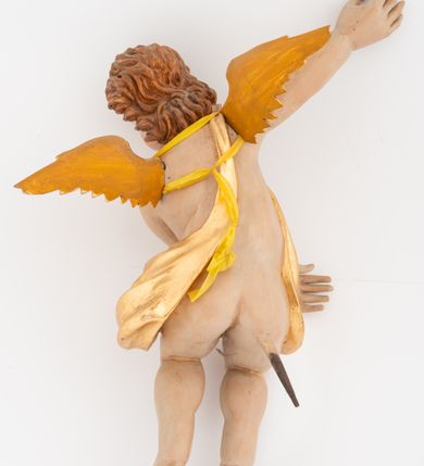 Zdjęcie nr 2: Dwie pełnoplastyczne rzeźby siedzących aniołów, ukazanych frontalnie, przechylonych w bok, z obiema rękami wyciągniętymi w przeciwną stronę. Twarze mają wydłużone, o pełnych policzkach, migdałowatych, dużych oczach, krótkich nosach i wąskich ustach, okolone krótkimi, kręconymi włosami. W partii bioder przewiązane złoconą tkaniną, zawiniętą na jednym ramieniu. Ciała mają pulchne, o nieproporcjonalnych względem korpusu kończynach. Ich skrzydła są złocone, małe i rozłożone na boki. Polichromia ciała naturalistyczna.