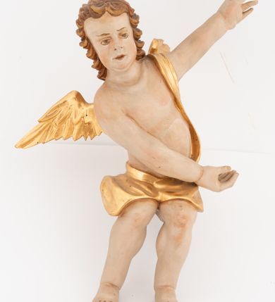 Zdjęcie nr 3: Dwie pełnoplastyczne rzeźby siedzących aniołów, ukazanych frontalnie, przechylonych w bok, z obiema rękami wyciągniętymi w przeciwną stronę. Twarze mają wydłużone, o pełnych policzkach, migdałowatych, dużych oczach, krótkich nosach i wąskich ustach, okolone krótkimi, kręconymi włosami. W partii bioder przewiązane złoconą tkaniną, zawiniętą na jednym ramieniu. Ciała mają pulchne, o nieproporcjonalnych względem korpusu kończynach. Ich skrzydła są złocone, małe i rozłożone na boki. Polichromia ciała naturalistyczna.