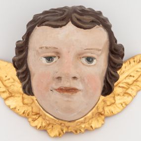 Zdjęcie nr 1: Rzeźby ścięte z tyłu. Głowy aniołków ujęte małymi, złoconymi skrzydełkami, rozłożonymi na boki. Twarze mają kwadratowe,  z wydatnymi brodami, o migdałowatych oczach, krótkich nosach o szerokich nozdrzach i wąskich, długich ustach; okolone są krótkimi, falowanymi, brązowymi włosami, z krótką, rozdzieloną na środku czoła grzywką. Polichromia ciała naturalistyczna. 

