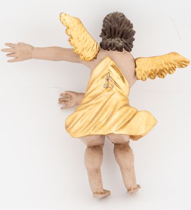 Zdjęcie nr 2: Dwie pełnoplastyczne rzeźby siedzących aniołów, ukazanych frontalnie, pochylonych w bok, z obiema rękami wyciągniętymi w bok. Twarze mają wydłużone, o pełnych policzkach, migdałowatych, dużych oczach, prostych nosach i wąskich ustach, okolone kręconymi włosami, opadającymi na tył głowy. W partii bioder przewiązane złoconą tkaniną. Ciała mają pulchne, o nieproporcjonalnych względem korpusu kończynach. Ich skrzydła są złocone, małe i rozłożone na boki. Polichromia ciała naturalistyczna.
