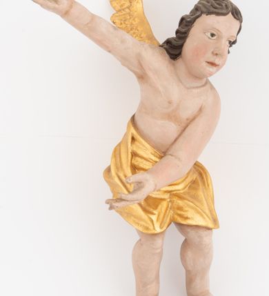 Zdjęcie nr 3: Dwie pełnoplastyczne rzeźby siedzących aniołów, ukazanych frontalnie, pochylonych w bok, z obiema rękami wyciągniętymi w bok. Twarze mają wydłużone, o pełnych policzkach, migdałowatych, dużych oczach, prostych nosach i wąskich ustach, okolone kręconymi włosami, opadającymi na tył głowy. W partii bioder przewiązane złoconą tkaniną. Ciała mają pulchne, o nieproporcjonalnych względem korpusu kończynach. Ich skrzydła są złocone, małe i rozłożone na boki. Polichromia ciała naturalistyczna.
