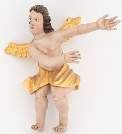 Zdjęcie nr 1: Dwie pełnoplastyczne rzeźby siedzących aniołów, ukazanych frontalnie, pochylonych w bok, z obiema rękami wyciągniętymi w bok. Twarze mają wydłużone, o pełnych policzkach, migdałowatych, dużych oczach, prostych nosach i wąskich ustach, okolone kręconymi włosami, opadającymi na tył głowy. W partii bioder przewiązane złoconą tkaniną. Ciała mają pulchne, o nieproporcjonalnych względem korpusu kończynach. Ich skrzydła są złocone, małe i rozłożone na boki. Polichromia ciała naturalistyczna.
