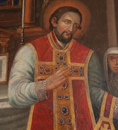 Zdjęcie nr 3: Obraz w formie stojącego prostokąta z przedstawieniem św. Walentego udzielającego ślubu. W centrum święty zwrócony w trzech czwartych w lewo, z pochyloną głową, lewą rękę kładzie na głowie klęczącej przed nim kobiety, prawą unosi w geście błogosławieństwa. Twarz ma pociągłą, o małych oczach skierowanych w górę, prostym nosie i pełnych ustach, okoloną krótkimi, brązowymi włosami i brodą. Ubrany jest w białą albę dekorowaną przy brzegach jasnoróżową koronką oraz w czerwony ornat z pomarańczową kolumną dekorowaną imitacją drogich kamieni, na lewym przedramieniu ma manipularz. Po lewej stronie świętego klęczy kobieta, ukazana z profilu, z rękami złożonymi w geście modlitwy. Twarz ma pełną o długich, jasnobrązowych włosach opadających na plecy. Ubrana jest w różową suknię o niebieskim wzorze roślinnym, wokół szyi ma sznur pereł. Po prawej stronie świętego klęczy ministrant, ukazany w trzech czwartych od tyłu. Ubrany jest w białą komżę. W prawej części obrazu, za klęczącą kobietą ukazany frontalnie mężczyzna, z prawą ręką złożoną na piersi, w lewej trzyma berło. Ubrany jest w zieloną tunikę, zbroję torsową oraz czerwony płaszcz spięty na lewym barku, na głowie ma turban z pióropuszem. Za nim przedstawiona grupa ludzi, w tym trzech niewiast z głowami nakrytymi białymi welonami. Święty ukazany na tle ołtarza z nastawą, ustawionego na dwóch stopniach. Ołtarz nakryty białym obrusem, na nim kielich z palką i otwarta księga, w tle tabernakulum flankowane lichtarzami ze świecami oraz kanony. Nastawa ujęta parą kolumn, w polu obraz Matki Boskiej z Dzieciątkiem, otoczony zieloną tkaniną obszytą frędzlą. W górnej części obrazu, na tle obłoków, nadlatujący aniołek przewiązany niebieską szarfą, trzymający wieniec laurowy i liść palmy. W tle przedstawienia architektura z niszą z konchą. 