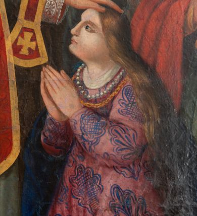 Zdjęcie nr 5: Obraz w formie stojącego prostokąta z przedstawieniem św. Walentego udzielającego ślubu. W centrum święty zwrócony w trzech czwartych w lewo, z pochyloną głową, lewą rękę kładzie na głowie klęczącej przed nim kobiety, prawą unosi w geście błogosławieństwa. Twarz ma pociągłą, o małych oczach skierowanych w górę, prostym nosie i pełnych ustach, okoloną krótkimi, brązowymi włosami i brodą. Ubrany jest w białą albę dekorowaną przy brzegach jasnoróżową koronką oraz w czerwony ornat z pomarańczową kolumną dekorowaną imitacją drogich kamieni, na lewym przedramieniu ma manipularz. Po lewej stronie świętego klęczy kobieta, ukazana z profilu, z rękami złożonymi w geście modlitwy. Twarz ma pełną o długich, jasnobrązowych włosach opadających na plecy. Ubrana jest w różową suknię o niebieskim wzorze roślinnym, wokół szyi ma sznur pereł. Po prawej stronie świętego klęczy ministrant, ukazany w trzech czwartych od tyłu. Ubrany jest w białą komżę. W prawej części obrazu, za klęczącą kobietą ukazany frontalnie mężczyzna, z prawą ręką złożoną na piersi, w lewej trzyma berło. Ubrany jest w zieloną tunikę, zbroję torsową oraz czerwony płaszcz spięty na lewym barku, na głowie ma turban z pióropuszem. Za nim przedstawiona grupa ludzi, w tym trzech niewiast z głowami nakrytymi białymi welonami. Święty ukazany na tle ołtarza z nastawą, ustawionego na dwóch stopniach. Ołtarz nakryty białym obrusem, na nim kielich z palką i otwarta księga, w tle tabernakulum flankowane lichtarzami ze świecami oraz kanony. Nastawa ujęta parą kolumn, w polu obraz Matki Boskiej z Dzieciątkiem, otoczony zieloną tkaniną obszytą frędzlą. W górnej części obrazu, na tle obłoków, nadlatujący aniołek przewiązany niebieską szarfą, trzymający wieniec laurowy i liść palmy. W tle przedstawienia architektura z niszą z konchą. 