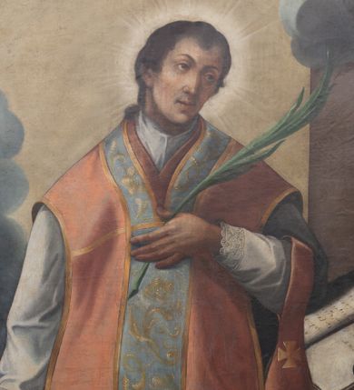 Zdjęcie nr 1: Obraz w formie stojącego prostokąta zamkniętego łukiem półkolistym nadwieszonym. W centrum św. Walenty ukazany w całej postaci, frontalnie, z głową skierowaną w lewo. W prawej opuszczonej ręce trzyma rękojeść miecza, skierowanego ostrzem w dół, lewą kładzie na piersi, w dłoni trzyma liść palmy. Twarz ma pociągłą, o małych, okrągłych oczach i uniesionych łukowatych brwiach, lekko garbatym nosie i małych, pełnych ustach; okoloną krótkimi, ciemnobrązowymi włosami. Ubrany jest w białą albę o brzegach dekorowanych koronką oraz jasnoróżowy ornat z jasnoniebieską kolumną o roślinnym wzorze. Wokół głowy ma nimb promienisty. Po lewej stronie świętego stół nakryty niebieską tkaniną, na którym leży otwarta księga i czarny biret, obok widoczna kolumna. Święty ukazany na tle górzystego pejzażu, w górnej części obrazu trzy uskrzydlone główki anielskie. 