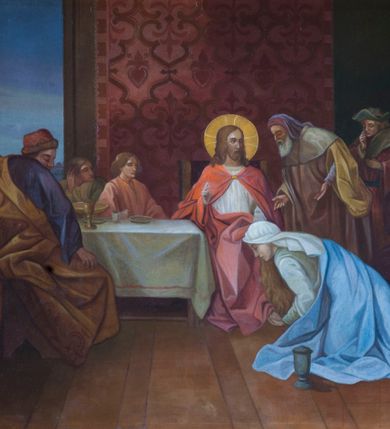 Zdjęcie nr 1: Obraz w kształcie leżącego prostokąta w szerokiej, drewnianej ramie. W centrum kompozycji Chrystus siedzi na szczycie stołu, zwrócony frontalnie do widza, z głową skierowaną w lewo, w stronę pochylającej się nad nim postaci Szymona; prawą dłoń unosi w geście błogosławieństwa. Zbawiciel jest ubrany w białą suknię i czerwony, spięty na piersi płaszcz, jego głowę otacza nimb. Przed nim klęczy Maria Magdalena, która dłonią podtrzymuje jego stopę, dotykaną przez jej długie, jasne włosy; wzrok kieruje w podłogę. Jest ubrana w jasną suknię z długimi rękawami i jasnoniebieski płaszcz, który zakrywa jej dolną połowę ciała; na głowie ma białą chustkę. Przed nią stoi naczynie na olej. Z prawej strony sceny, prócz Szymona, znajduje się czterech mężczyzn. Pierwszy stoi za Szymonem, prawą rękę przykłada do twarzy, lewą do piersi, jest ubrany w czerwony kaftan, a na głowie ma zielony kapelusz. Obok niego na ławie siedzi kolejny, ma na sobie zieloną tunikę i fioletowy płaszcz, patrzy na Chrystusa. Dwóch następnych widocznych jest za ustawionym w poprzek, przykrytym zielonym suknem stołem. Starszy z nich siedzi i jest okryty jasnoróżowym płaszczem, a za nim nachyla się młodszy, noszący fioletowy płaszcz, w kapturze na głowie. Za nimi, z prawej strony, widoczny fragment ściany, przerwany arkadami i podtrzymujący konstrukcję filar. Po lewej stronie Chrystusa pięć postaci: dwie siedzą za stołem, z nich bliższa Jezusa ma jasnoczerwoną, a dalsza jasnozieloną tunikę, kolejna siedzi bliżej widza i jest ubrana w fioletową tunikę i bardzo obszerny, żółty, łamiący się grubymi fałdami płaszcz oraz kapelusz na głowie, dwie ostatnie, na skraju kompozycji trzymają misy z owocami. Bliższa widzowi jest młodzieńcem w zielonym płaszczu i kapeluszu, dalsza niewiastą w wieńcu laurowym i z czerwonym płaszczem zarzuconym na prawy bark. Za nimi rozciąga się szeroki widok na zabudowania, górną część kompozycji zajmuje niebieskie niebo. Za Chrystusem znajduje się ściana pokryta wzorzystą tkaniną, dolną część kompozycji wypełnia drewniany parkiet. 
