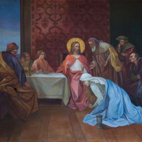 Zdjęcie nr 1: Obraz w kształcie leżącego prostokąta w szerokiej, drewnianej ramie. W centrum kompozycji Chrystus siedzi na szczycie stołu, zwrócony frontalnie do widza, z głową skierowaną w lewo, w stronę pochylającej się nad nim postaci Szymona; prawą dłoń unosi w geście błogosławieństwa. Zbawiciel jest ubrany w białą suknię i czerwony, spięty na piersi płaszcz, jego głowę otacza nimb. Przed nim klęczy Maria Magdalena, która dłonią podtrzymuje jego stopę, dotykaną przez jej długie, jasne włosy; wzrok kieruje w podłogę. Jest ubrana w jasną suknię z długimi rękawami i jasnoniebieski płaszcz, który zakrywa jej dolną połowę ciała; na głowie ma białą chustkę. Przed nią stoi naczynie na olej. Z prawej strony sceny, prócz Szymona, znajduje się czterech mężczyzn. Pierwszy stoi za Szymonem, prawą rękę przykłada do twarzy, lewą do piersi, jest ubrany w czerwony kaftan, a na głowie ma zielony kapelusz. Obok niego na ławie siedzi kolejny, ma na sobie zieloną tunikę i fioletowy płaszcz, patrzy na Chrystusa. Dwóch następnych widocznych jest za ustawionym w poprzek, przykrytym zielonym suknem stołem. Starszy z nich siedzi i jest okryty jasnoróżowym płaszczem, a za nim nachyla się młodszy, noszący fioletowy płaszcz, w kapturze na głowie. Za nimi, z prawej strony, widoczny fragment ściany, przerwany arkadami i podtrzymujący konstrukcję filar. Po lewej stronie Chrystusa pięć postaci: dwie siedzą za stołem, z nich bliższa Jezusa ma jasnoczerwoną, a dalsza jasnozieloną tunikę, kolejna siedzi bliżej widza i jest ubrana w fioletową tunikę i bardzo obszerny, żółty, łamiący się grubymi fałdami płaszcz oraz kapelusz na głowie, dwie ostatnie, na skraju kompozycji trzymają misy z owocami. Bliższa widzowi jest młodzieńcem w zielonym płaszczu i kapeluszu, dalsza niewiastą w wieńcu laurowym i z czerwonym płaszczem zarzuconym na prawy bark. Za nimi rozciąga się szeroki widok na zabudowania, górną część kompozycji zajmuje niebieskie niebo. Za Chrystusem znajduje się ściana pokryta wzorzystą tkaniną, dolną część kompozycji wypełnia drewniany parkiet. 